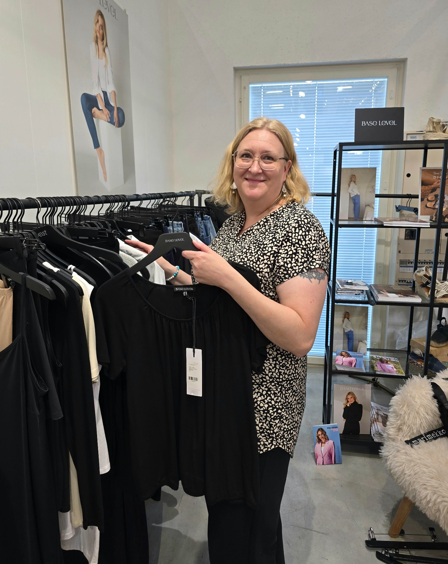 Sanna Helsingissä Fashion Centerin kauppiaspäivillä tutustumassa Base Levelin vaatteisiin elokuussa 2025.