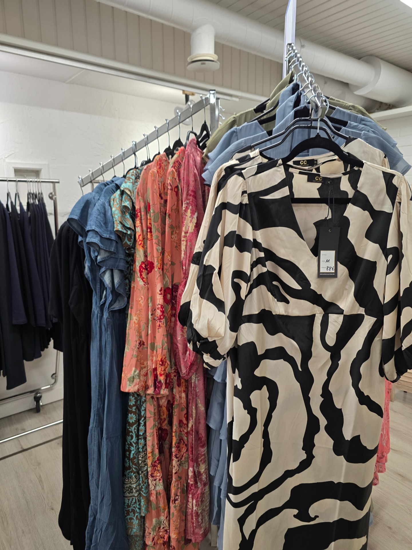 Kevään uutuuksista löydät vaatteita arkeen ja juhlaan.